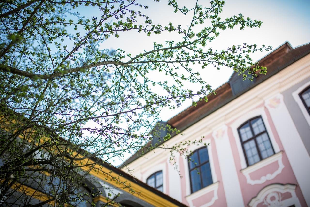 Hotel Schloss Leitheim エクステリア 写真