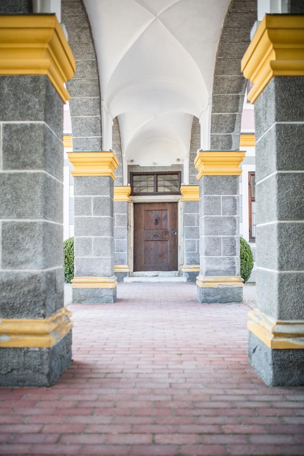 Hotel Schloss Leitheim エクステリア 写真