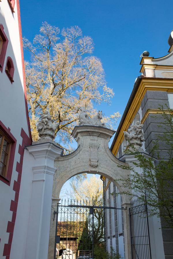 Hotel Schloss Leitheim エクステリア 写真