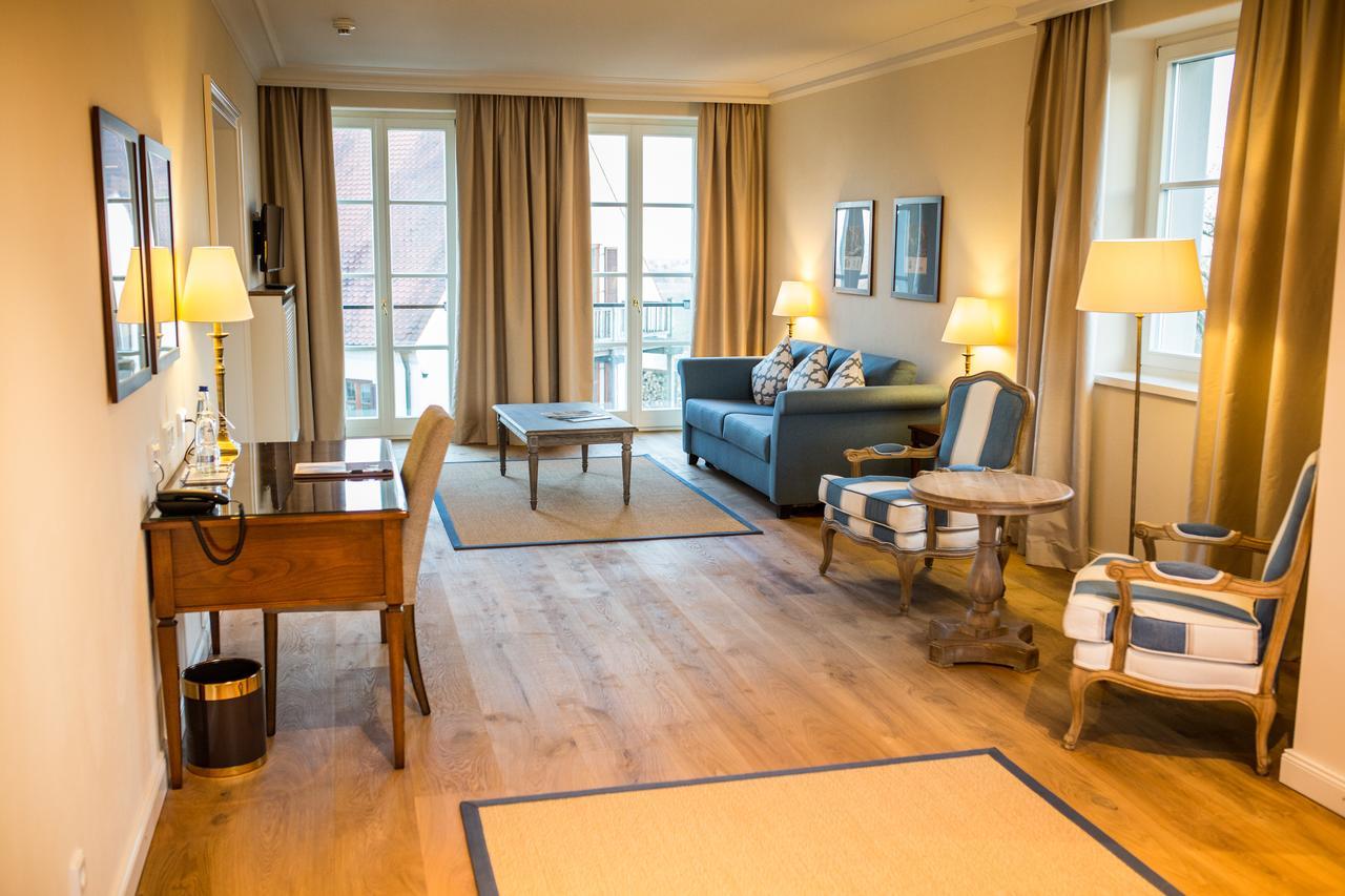 Hotel Schloss Leitheim エクステリア 写真