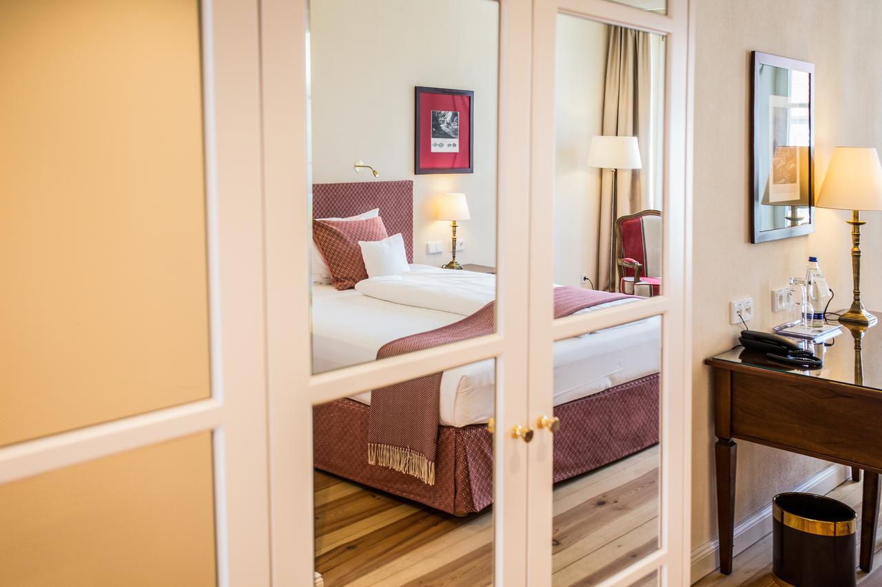 Hotel Schloss Leitheim エクステリア 写真