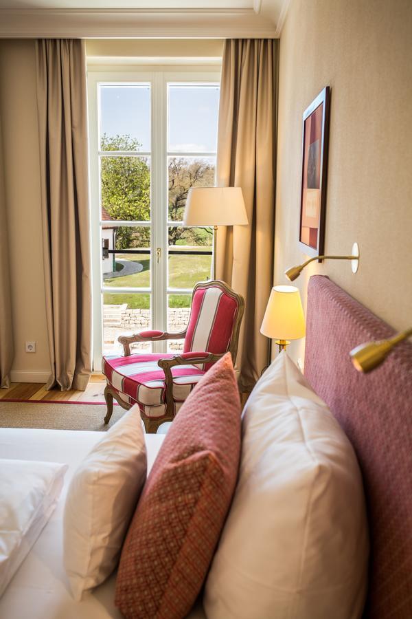 Hotel Schloss Leitheim エクステリア 写真