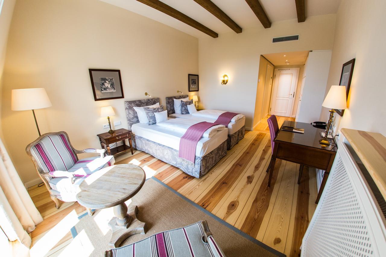 Hotel Schloss Leitheim エクステリア 写真