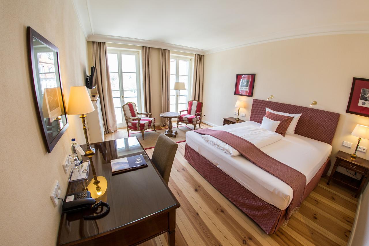 Hotel Schloss Leitheim エクステリア 写真