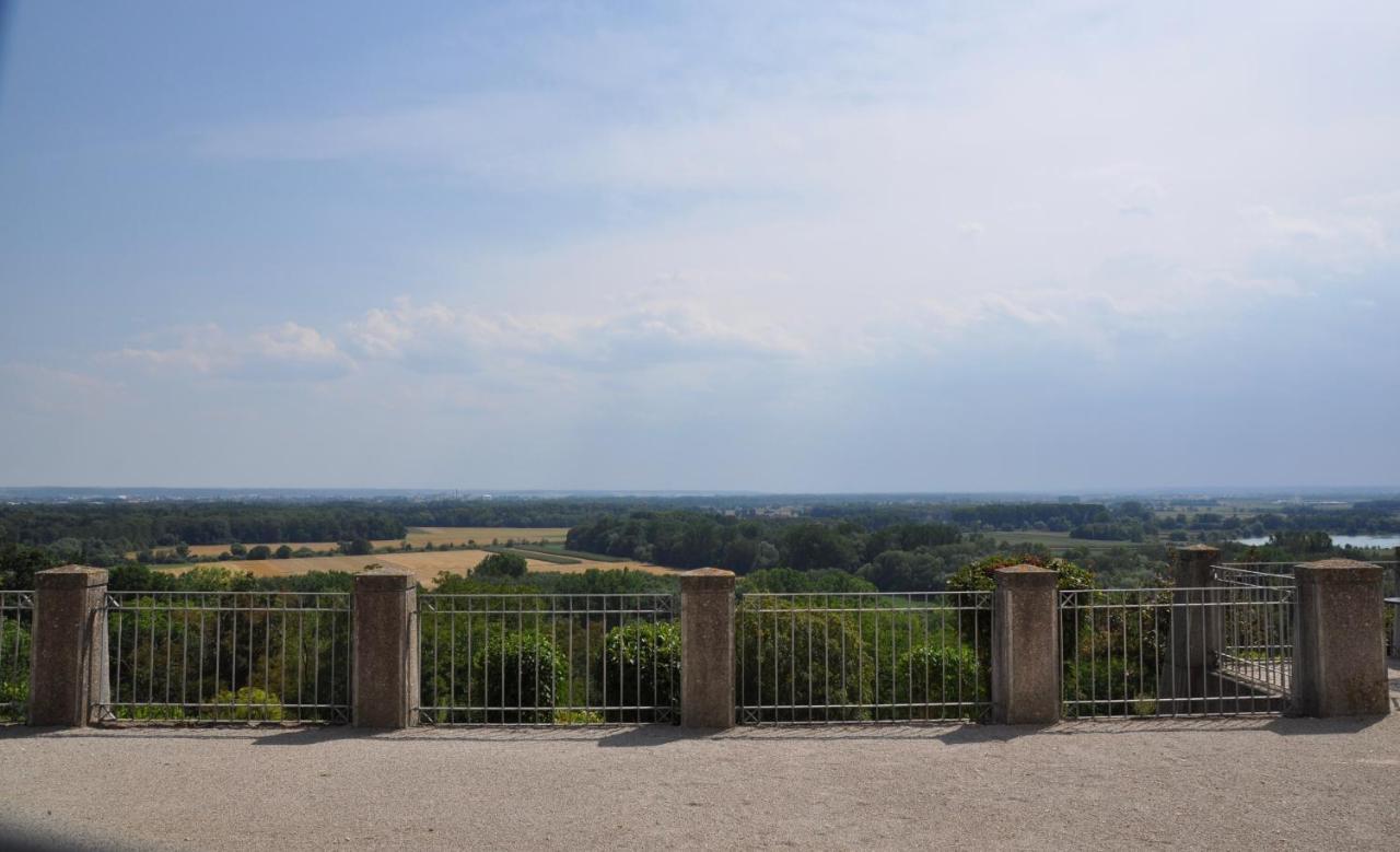 Hotel Schloss Leitheim エクステリア 写真